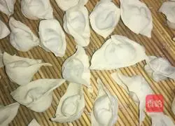 Illustration of how to make pork and three fresh dumplings 8