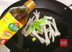 Red bean barley, chicken feet soup Practice illustration 2