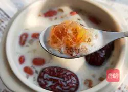 Illustration of how to stew peach gum with milk 6