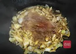 Illustration of how to stir-fry vermicelli with cabbage 4