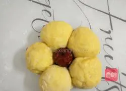 Illustration of how to make pumpkin flower steamed buns 15