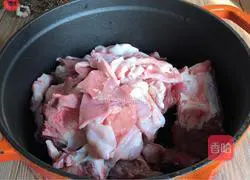 Yam Pig Illustration of making belly bone soup 5