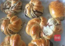 Illustration of how to make bean paste bread rolls 11