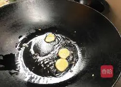 Illustration of how to make shrimp and loofah vermicelli soup 5