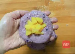 Illustration of how to make fried yellow peach cheese and purple sweet potato buns 9