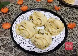 Illustration of how to make chive flower rolls 18