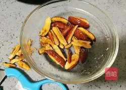 Illustration of how to make red dates, red beans and barley soup 3