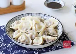 Illustration of how to make beef and celery dumplings 19