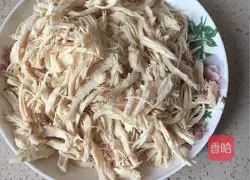 Illustration of how to make homemade shredded chicken breast snacks 1