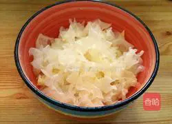 Illustration of how to make longan, red dates and white fungus soup 4