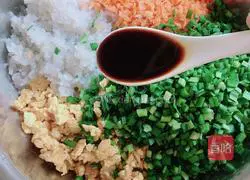 Illustration of how to make fried crystal buns 5