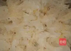 Illustration of how to make white fungus, red dates and sago 4