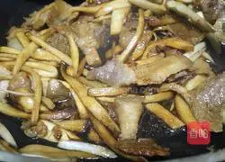 Illustration of how to stir-fry bacon with king oyster mushroom 3