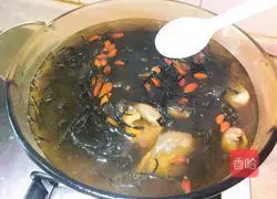 Sichuan - Illustration of how to stew native chicken with walnut flowers 9