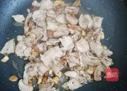 Illustration of how to stir-fry pork with kale stalks 4