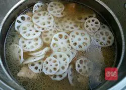 Illustration of how to make pork ribs and lotus root soup 8