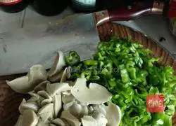Illustration of how to stir-fry gluten with green pepper 2