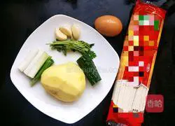 Illustration of how to make curry potato and egg noodles 1