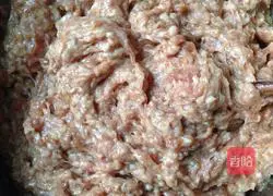 Illustration of how to stuff meat with oily gluten 3