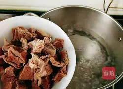 Illustration of how to make bigfoot fungus, bean sprouts and beef tendon soup 8