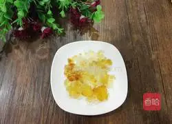 Illustration of how to make peach gum and white fungus soup 3