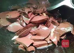 Illustration of how to make garlic, celery and pig blood 8