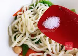 Illustration of how to make stir-fried udon noodles with mixed vegetables and seafood 5