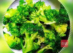 Illustration of how to make low-fat, low-calorie, high-protein shrimp, chicken breast, oatmeal and vegetable cakes 1