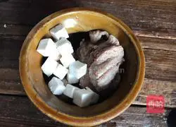 Illustration of how to make whitening and beauty soup (poria cocos stewed with pork ribs) 4