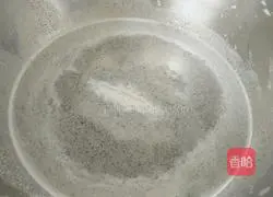 Black Illustration of how to make sesame walnut milk 15