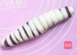 Illustration of how to make caterpillar bread 5