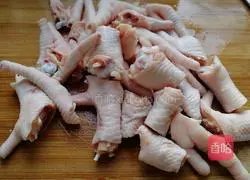 Illustration of how to make cold chicken feet 1