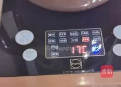 Illustration of how to make longan, red dates and barley soup 8