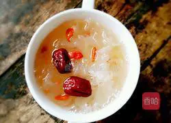 Illustration of how to make rock sugar, white fungus and red date soup 12