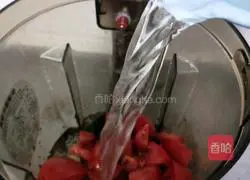 Illustration of how to make tomato and cucumber raw drink 7