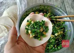 Illustration of how to make leek, shrimp skin and egg dumplings 10