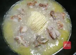Illustration of how to make pork ribs noodle soup 11