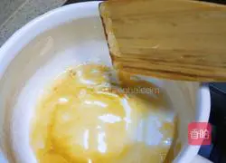 Illustration of how to make caramel milk tea 3