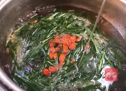 Illustration of how to make leek and pig blood soup 9