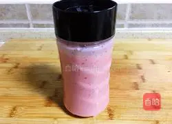 Strawberry Banana Smoothie Illustration of how to do it 5