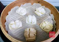 Illustration of how to make steamed flower rolls 21