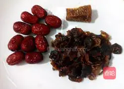 Illustration of how to make red dates and longan soup 1