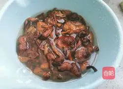 Illustration of how to make hazel mushroom stewed chicken soup 3