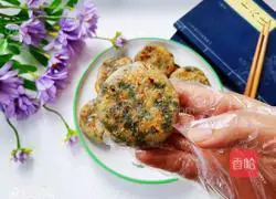 Illustration of how to make dumpling skin version of leek and egg pie 13