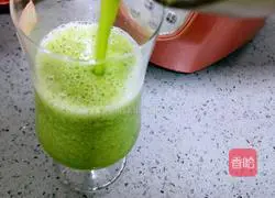 Illustration of how to make cucumber and pear juice 10