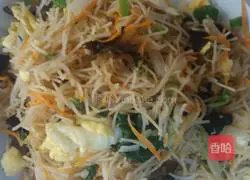 Illustration of how to make colorful fried rice noodles 11