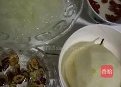Illustration of how to make rock sugar, snow pear and tremella soup 1