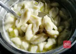 Illustration of how to make sour soup scissor noodles 8