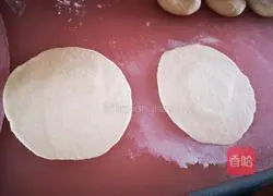 Illustration of how to make scallion and fresh meat buns 7