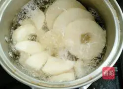 Illustration of how to make rock sugar and snow pear soup 6
